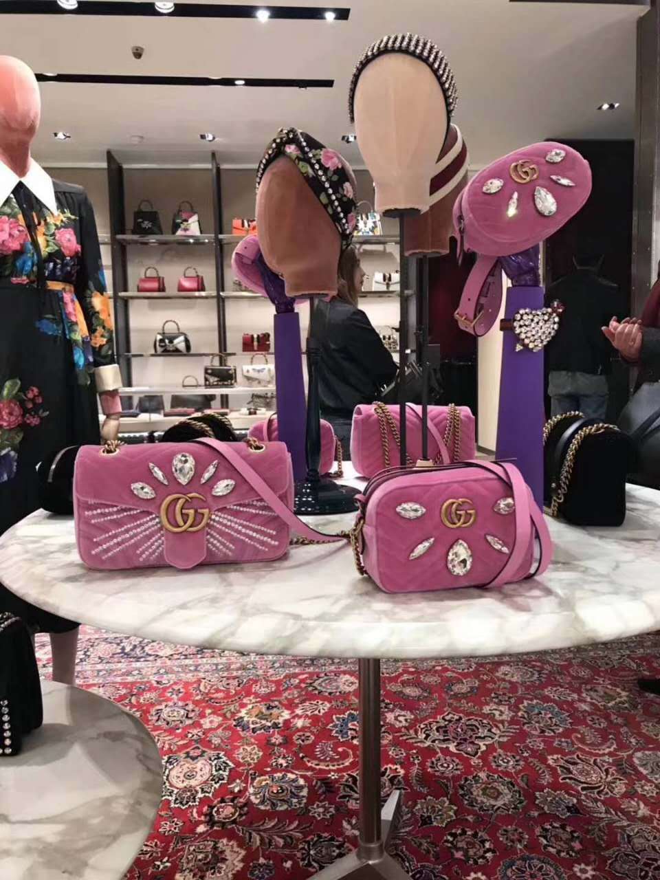 古驰官网贵还是专柜贵（古驰专柜跟官网跟专柜价格一样吗）